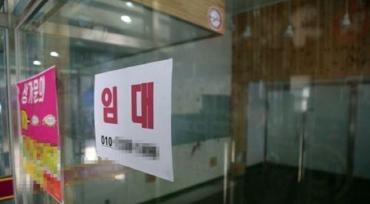 세종시의 한 상가 건물 내 공실에 임차인을 구하는 안내문이 붙어 있다<연합뉴스>